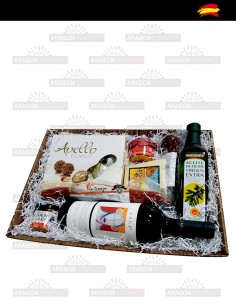 Cesta detalle con varios productos gourmet